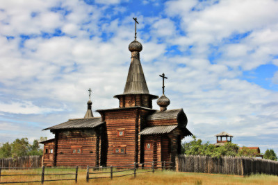 Спасская Зашиверская церковь (реконструкция) в музее-заповеднике «Дружба». Построена в 1700 году плотником Андреем Хабаровым.