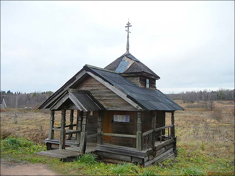 Часовня св. Фрола и Лавра постройки начала XIX века в деревне Захонье, Лужский район.  